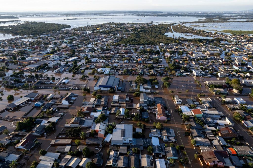 Maior navio de guerra da América Latina chega ao RS para auxiliar em