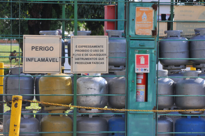 Defesa Civil alerta para a venda ilegal do produto e orienta sobre medidas de prevenção de acidentes