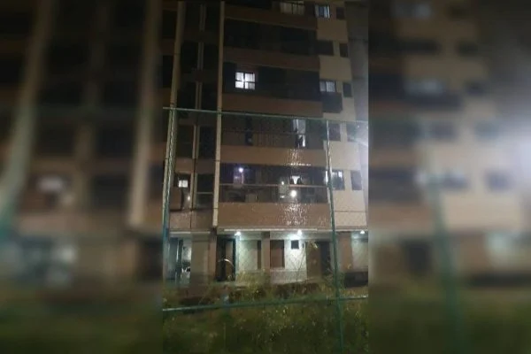 Itens foram atirados de um apartamento após cerca de 15 jovens reunirem-se para uma partida de futebol, na 311 Norte