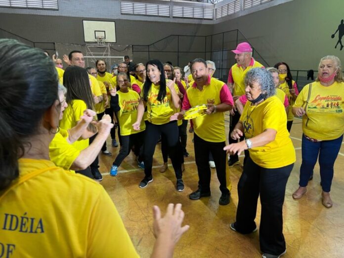 Oficinas gratuitas promovidas em parceria com a Sedes-DF utilizam a musicalidade e o ritmo do berimbau e do pandeiro aliados a movimentos simples incorporados às cantigas de roda