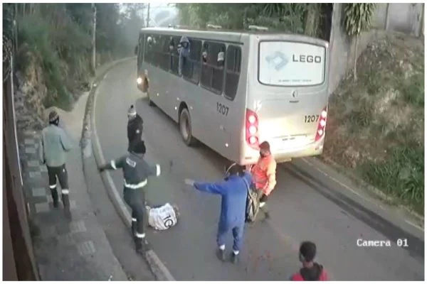 VVUma mulher foi abordada por um bandido, mas logo em seguida trabalhadores desceram de um ônibus e iniciaram as agressões contra o assaltante