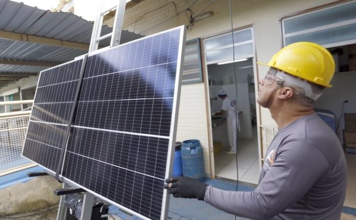 Centro de Ensino Médio Integrado à Educação Profissional (Cemi), no Gama, possui agora com 80 painéis fotovoltaicos, que vão reduzir em 95% os gastos com a conta de luz