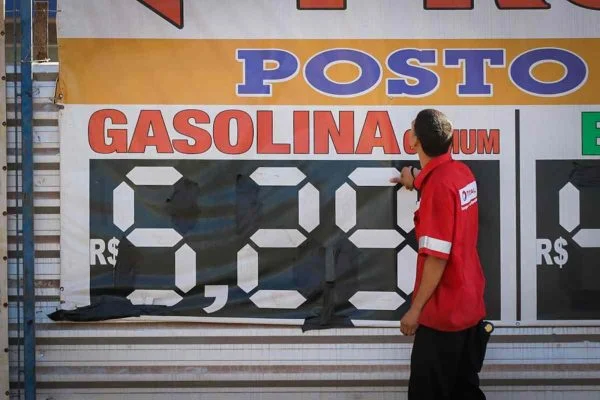 Após redução de 4,92% da gasolina no Brasil, a reportagem percorreu postos brasilienses e fez uma lista de valores