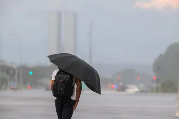 O Instituto Nacional de Meteorologia (Inmet) emitiu alerta amarelo de perigo potencial de chuvas intensas no fim de semana